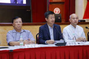 会长颜登逸在会员大会上发表致词。