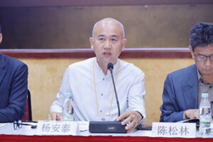 总秘书杨安泰在大会上汇报本堂2025年会务。