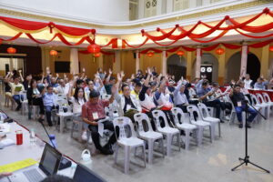 大会通过举手表决形式依次通过提案。